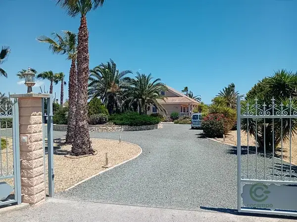 Villa de Lujo en Puerto Lumbreras con Piscina y Jardines Tropicales