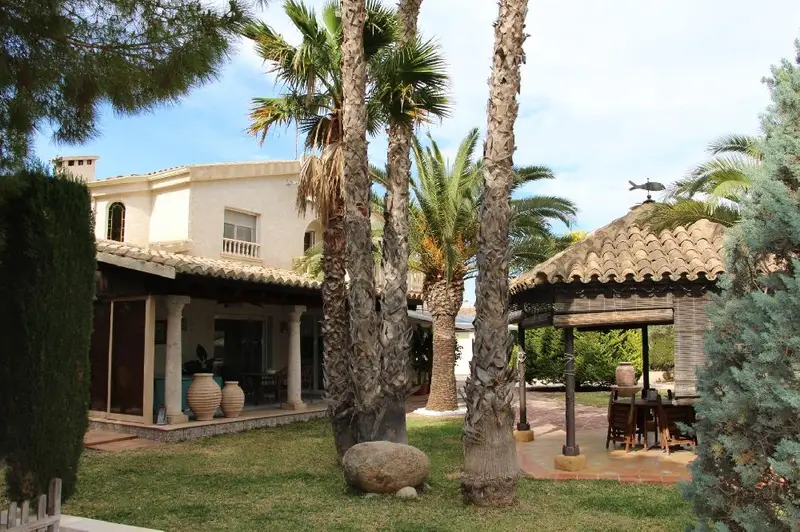 Chalet en Perleta Elche con Jardin Piscina y cerca de la Playa