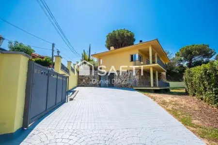 Espectacular Chalet con Vistas Panoramicas y Jardin