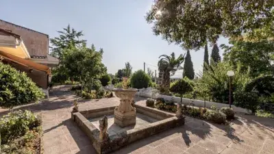 Casa en venta en La Zubia: Gran parcela con piscina y huerto
