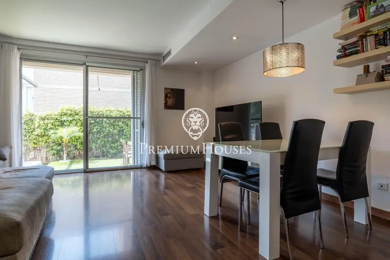 Adosado en venta en Sitges con piscina y jardín
