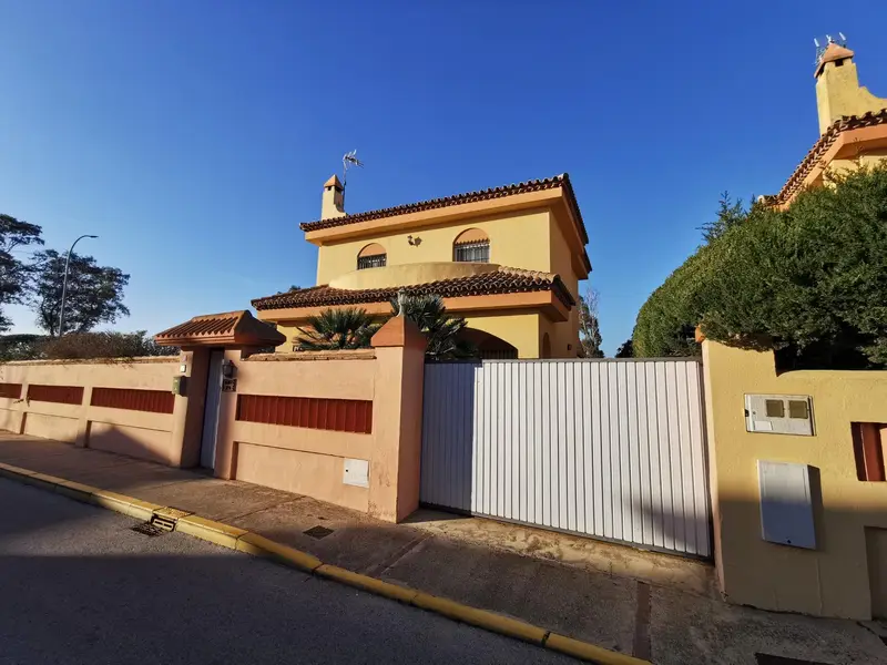 Chalet en Club de Tenis La Barrosa 4 dormitorios 3 banos Jardin 509m2
