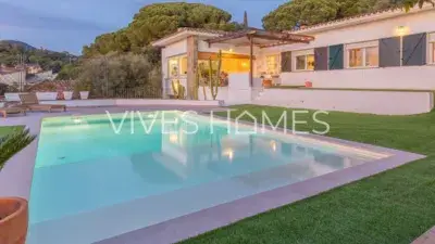 Casa en venta en Sant Vicenç de Montalt: Reformada, Jardín y Piscina