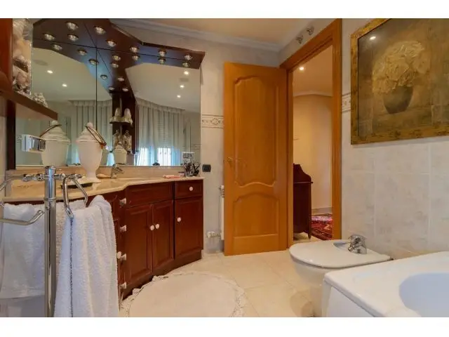 Chalet en Venta en Logroño: Pareado de Lujo con Jardín y Piscina