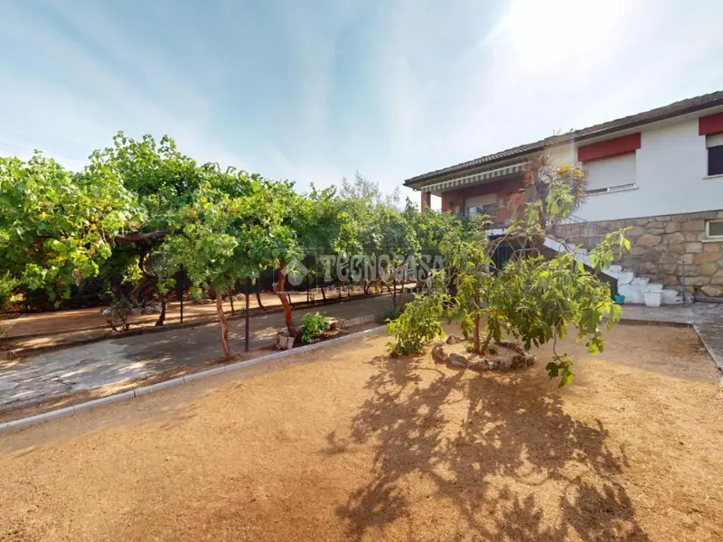 Chalet en El Casar 200m2 con parcela de 835m2