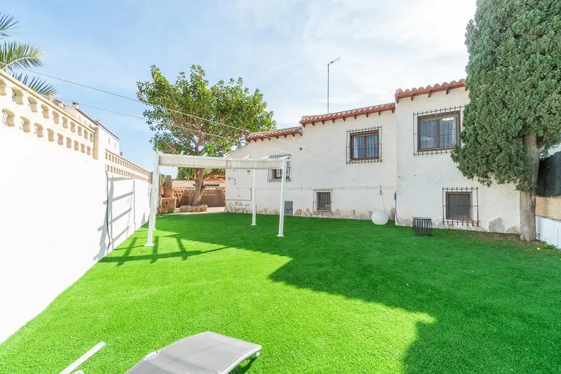 Chalet en Punta Prima Orihuela Costa con chimenea