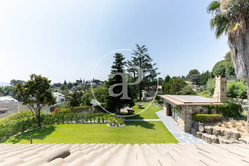 Casa en Bellaterra 567m2 con Jardin Piscina y Barbacoa