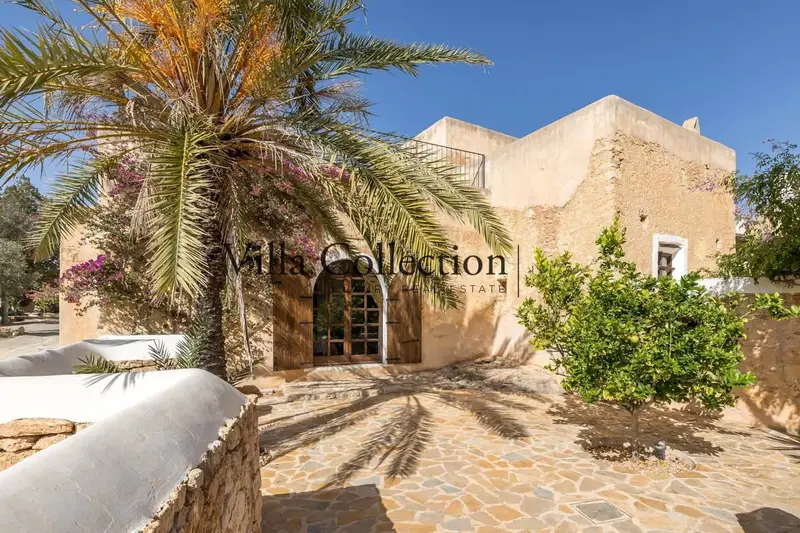 Chalet de Lujo en Ibiza con 8 Dormitorios y 2 Piscinas