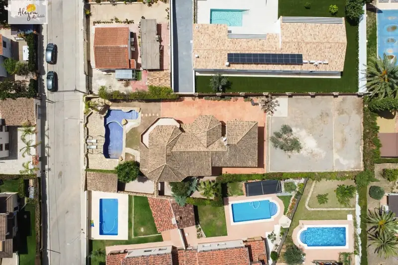 Chalet de Lujo en Riba roja de Turia con Piscina y Sala de Cine