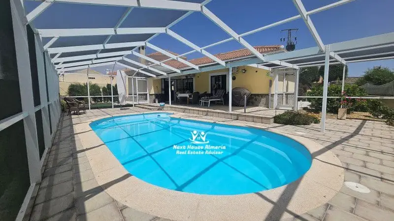 Chalet en Venta en Partaloa Almeria Villa con Piscina y Taller