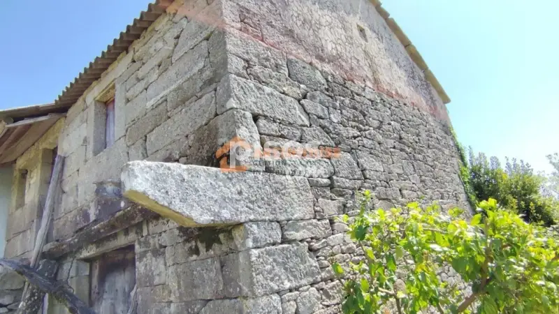 Casa de Piedra en Pi	ñor para Restaurar
