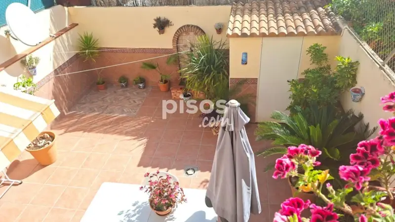 Casa Pareada en Cúllar Vega con Patio y Sótano
