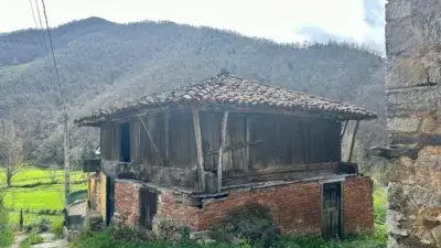Casa de Piedra en Aller con Impresionantes Vistas