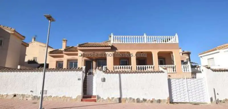 Villa en Venta en Quesada: Dos Alojamientos, Solarium y Garaje