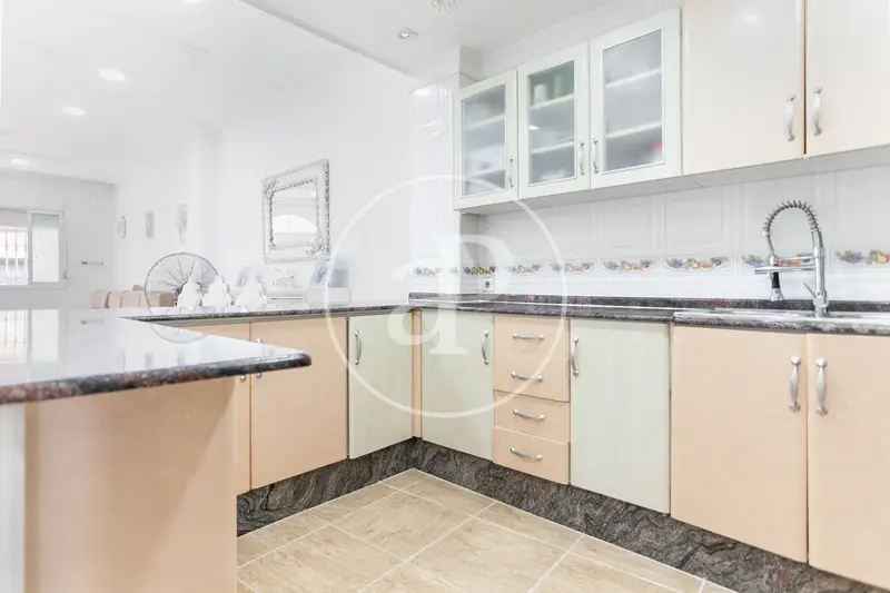 Casa en Venta en el Cabanyal: Amplia y Elegante con Terraza