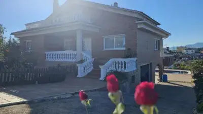 Chalet en Castellbisbal con Piscina y Jardin para Familias