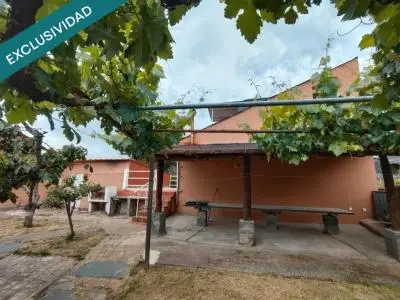 Casa Familiar en El Bierzo con Jardin y Piscina