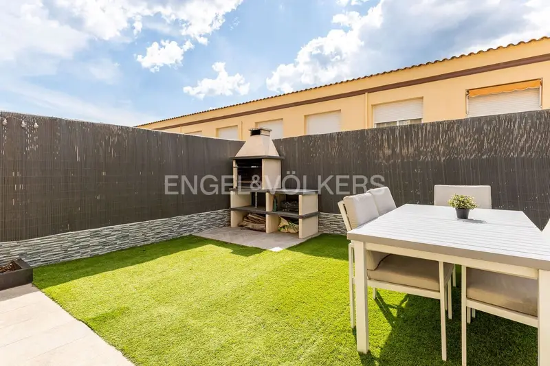 Pareado en Venta Cubelles 3 Dormitorios 3 Banos Jardin Terraza