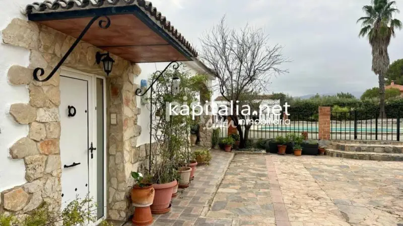 Chalet en L'Olleria con Piscina y Pista de Tenis