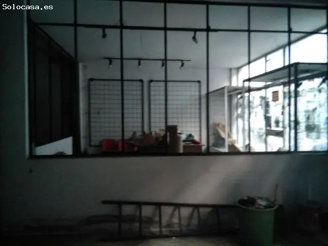 Local Comercial en Cáceres: Gran Espacio en Zona Comercial