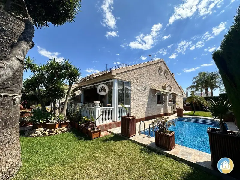 Chalet Adosado en San Javier con Piscina y Placas Solares