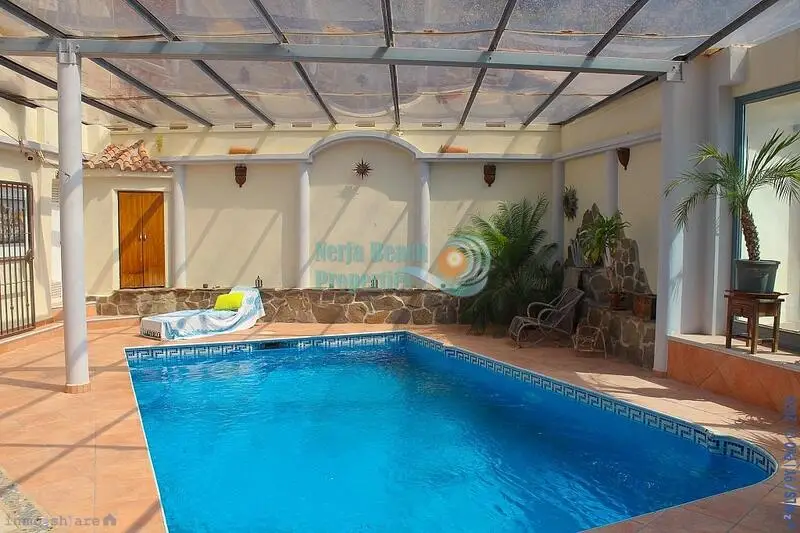 Villa de Lujo con 4 Dormitorios y Piscina en Torrox