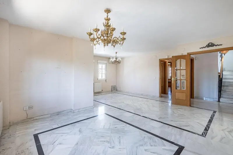 Chalet en Venta en Ogíjares Gran Capacidad Gran Jardín