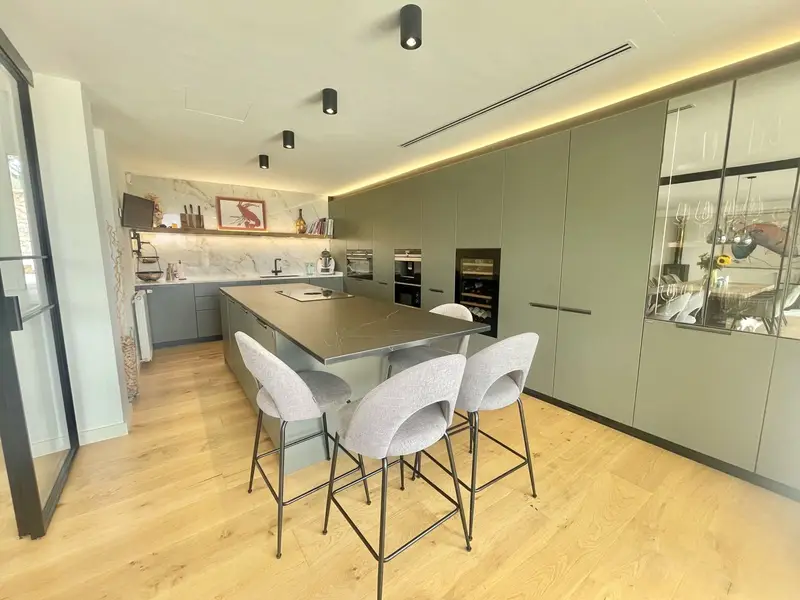 Villa Moderna en Marratx	 x	 í 4 Dormitorios 3 Baños