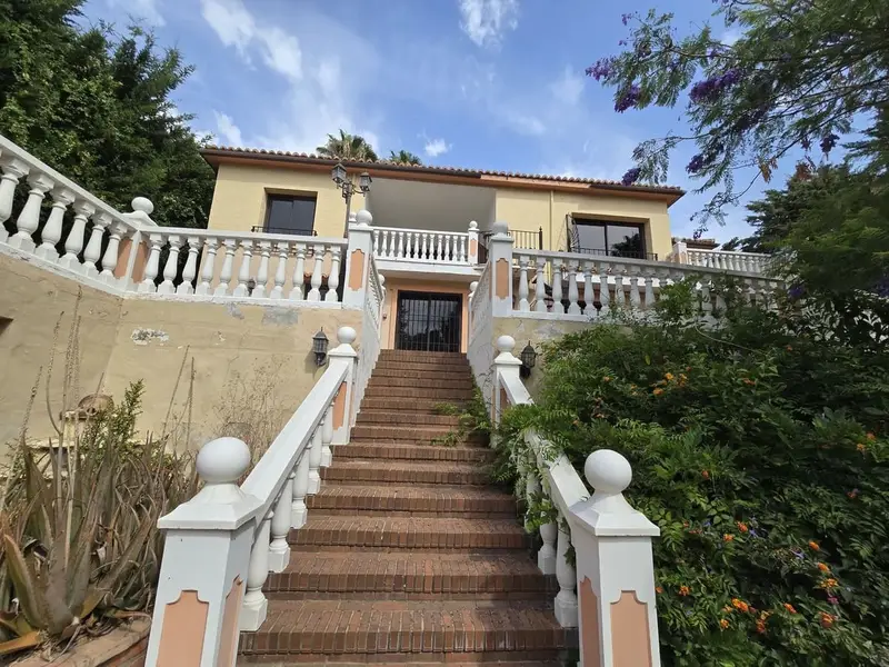 Chalet en Sotogrande Costa 6 Dormitorios Gran Piscina Ideal Familias e Inversores