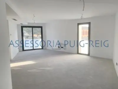 Chalet Adosado en Artés con Garaje y Piscina