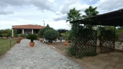 Finca Rústica 118m2 con Jardín y Placas Solares