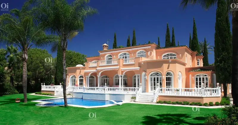 Villa de Lujo en Estepona con 11 Dormitorios y Piscina