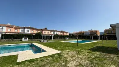 Adosado en Los Barrios con Piscina y Jardín