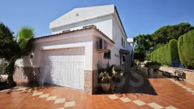Chalet Independiente en Camas con Piscina y Gran Jardin