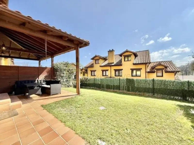 Chalet en Piedras Blancas con Jardín y 4 Habitaciones
