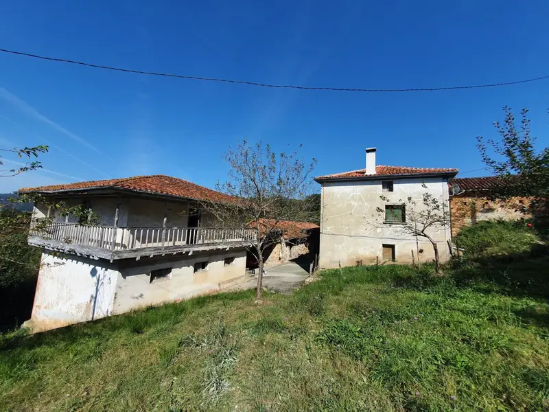 Venta Casa con Garaje y Huertos en Grado
