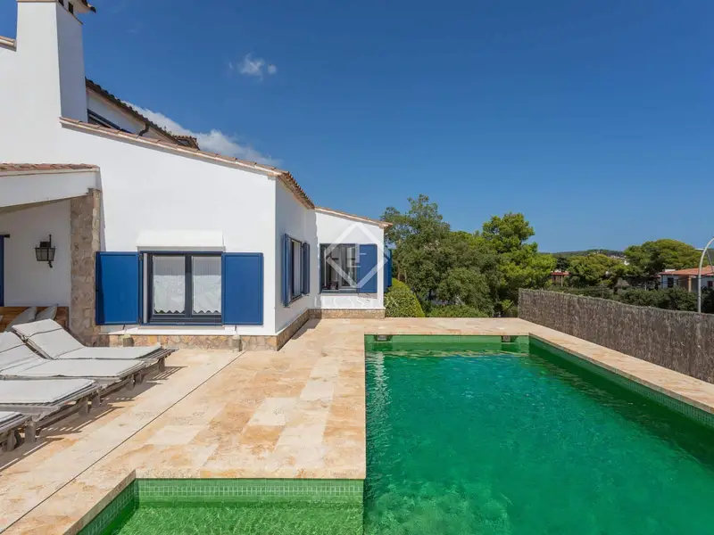 Chalet en Calella con piscina y garaje para 5 coches