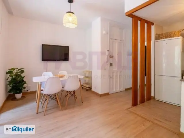 Esta vivienda es perfecta para quienes buscan una estancia cómoda, práctica y con encanto en una de las zonas más dinámicas de Valencia. No pierdas la oportunidad de vivir en este oasis urbano!