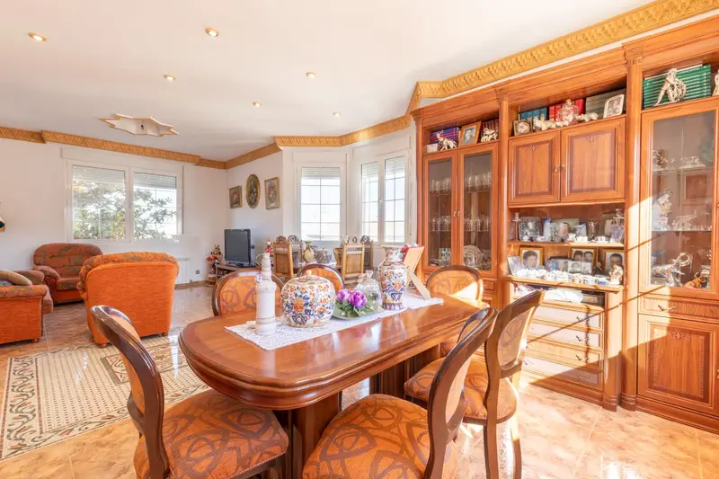 Chalet en Venta en Nueva Otura con Piscina y Trastero