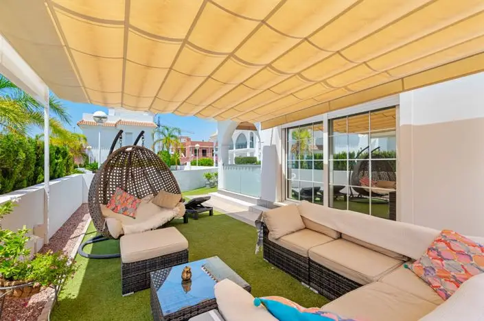 Villa 3 Dormitorios Venta Comunidad Privada Piscina Solarium