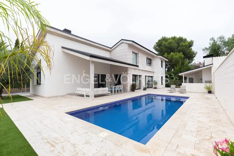 Chalet de Lujo en Venta en L Eliana Valencia