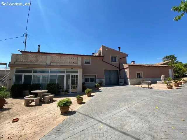 Fabuloso Chalet en Monovar con Piscina y Garaje Doble