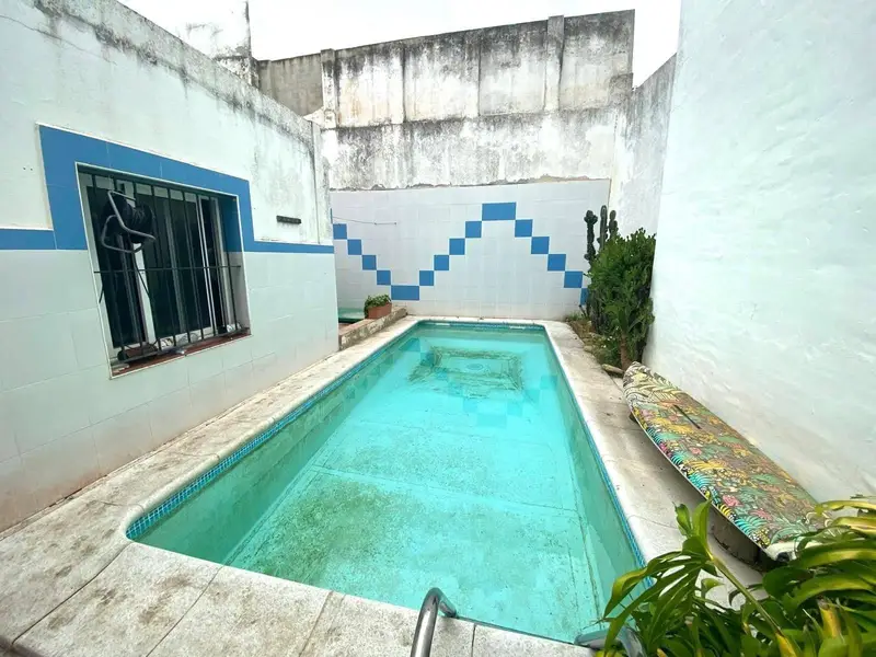 Chalet en venta en Barbate, Cádiz: Casa amplia con piscina