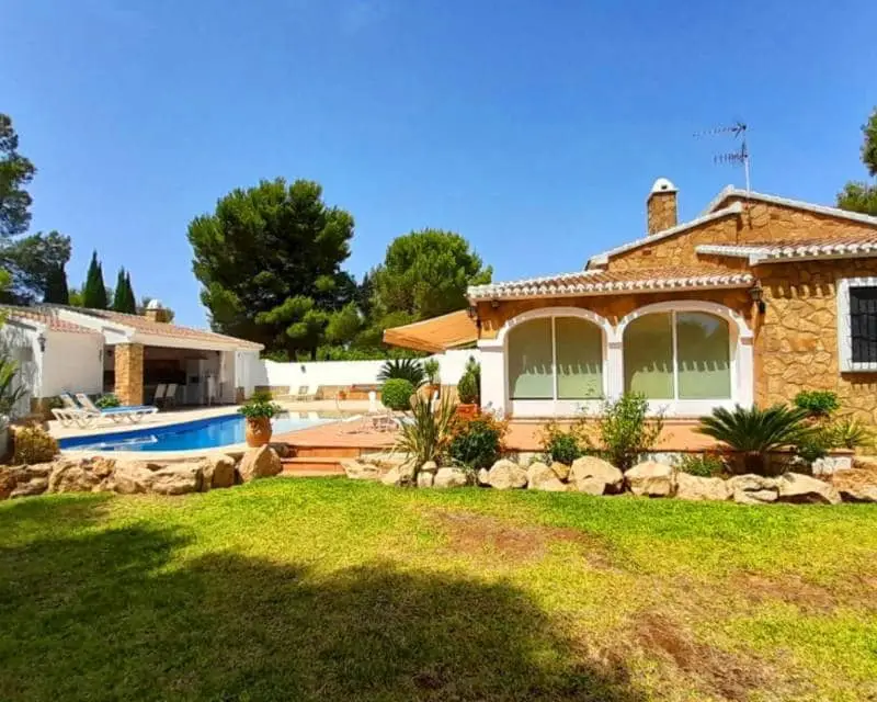 Chalet Rustico Reformado en Javea con Piscina Privada