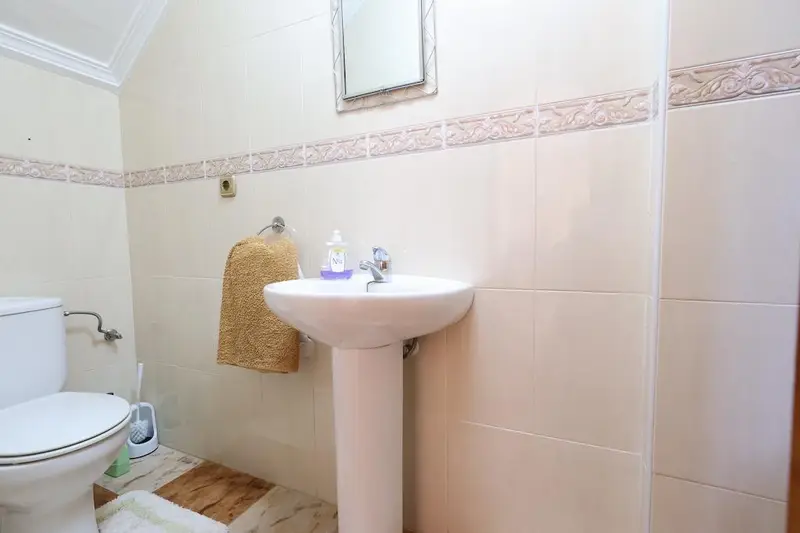 ADOSADO CON GRAN PARCELA EN LOMAS DE CABO ROIG. 2 DORM. 2 BAÑOS. 97M2 DE CASA. 130M2 DE PARCELA.
