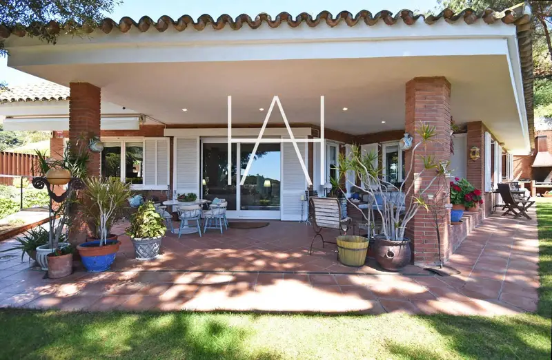Chalet en Sant Vicenç de Montalt con piscina y jardín