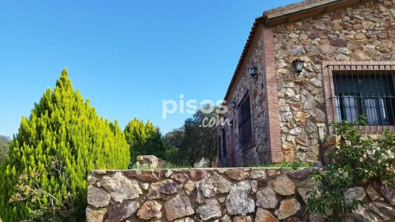 Casa en venta en Finca de Sierra Con Casa Rústica de Piedra en Hornachos