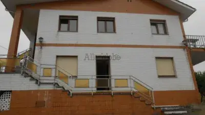 Casa en venta para reformar con terreno urbanizable en La Felguera