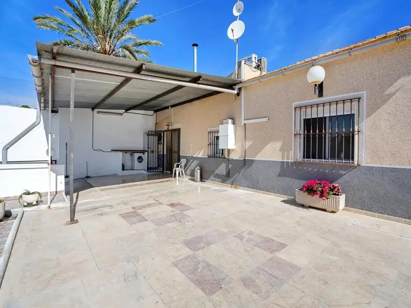 Finca Rústica de Lujo en Albatera con 4 Dormitorios y Piscina