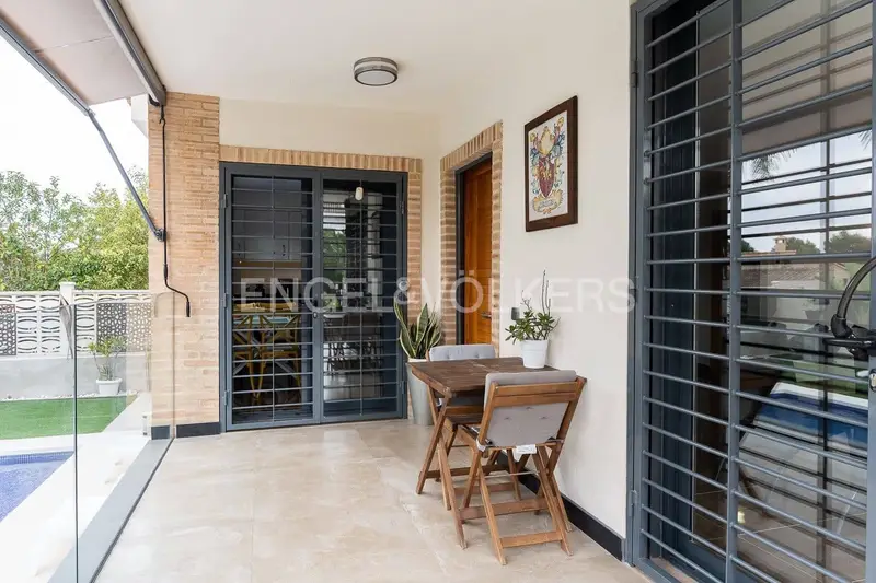 Chalet Moderno en La Cañada Valencia